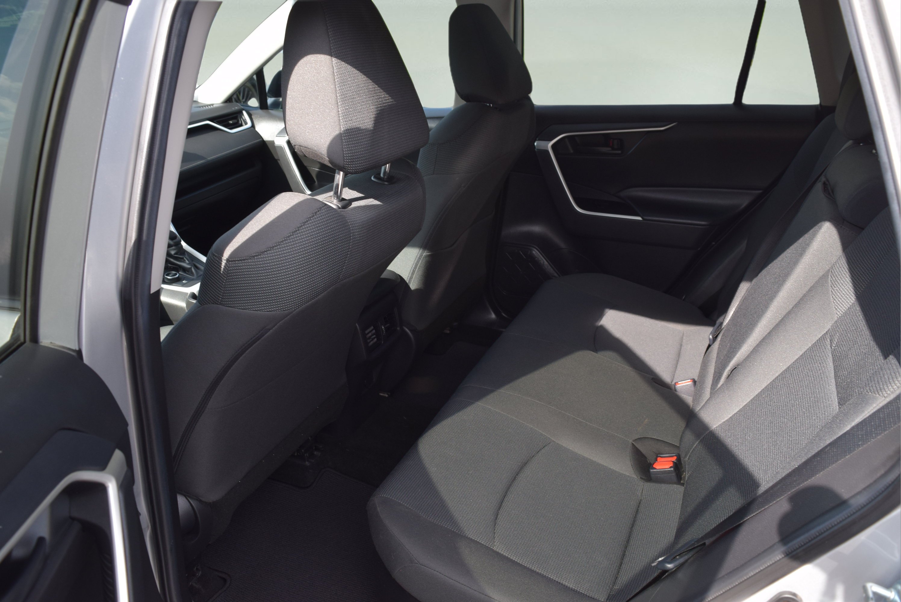 Used 2021 Toyota RAV4 LE w/ Carpet Mat Package (TMS) AWD/4WD image 8