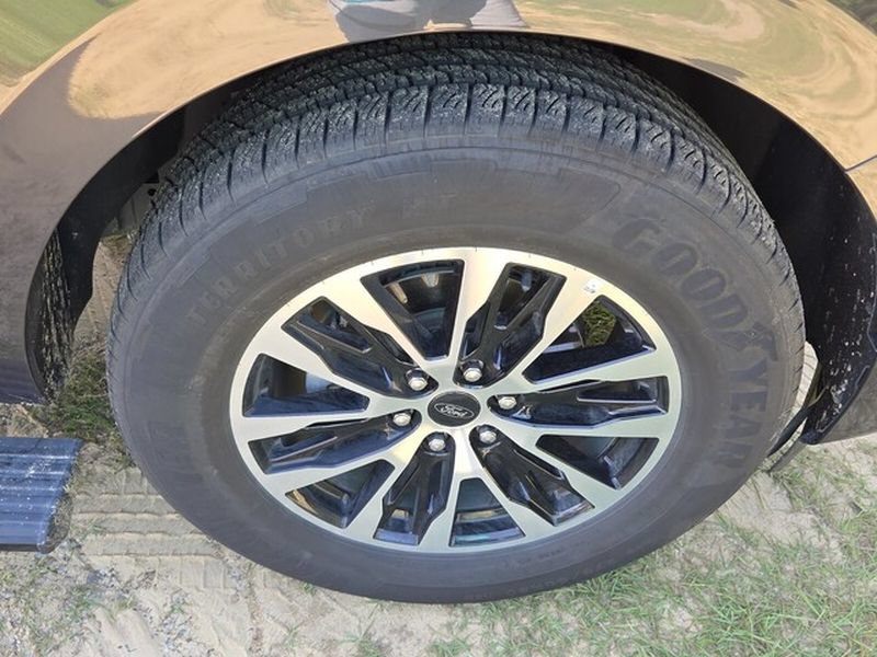 Certified 2025 Ford Expedition Platinum AWD/4WD image 17