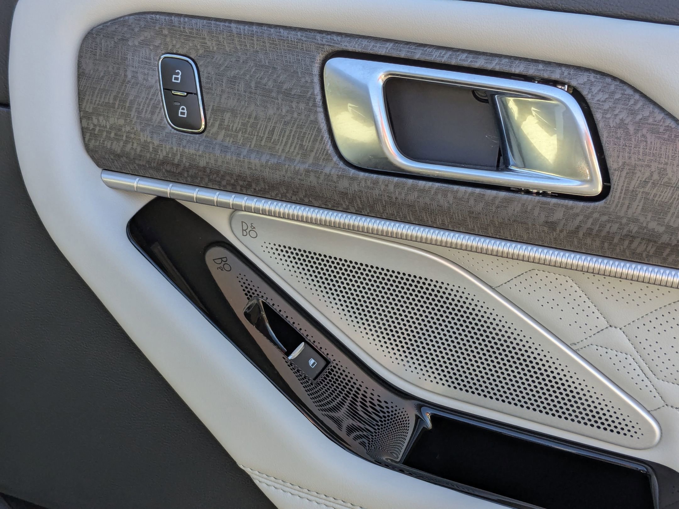 Certified 2025 Ford Explorer Platinum w/ LUX Leather Package image 48