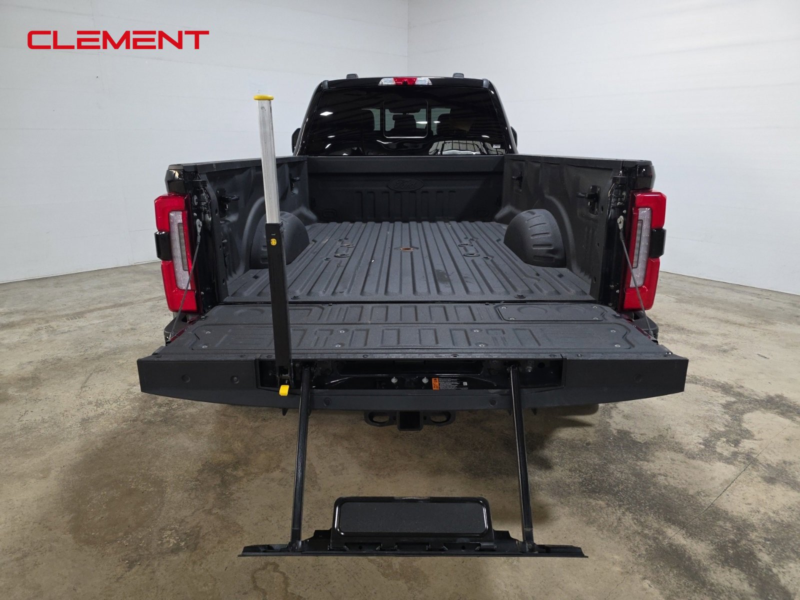 Certified 2023 Ford F450 Platinum w/ FX4 Off-Road Package image 9