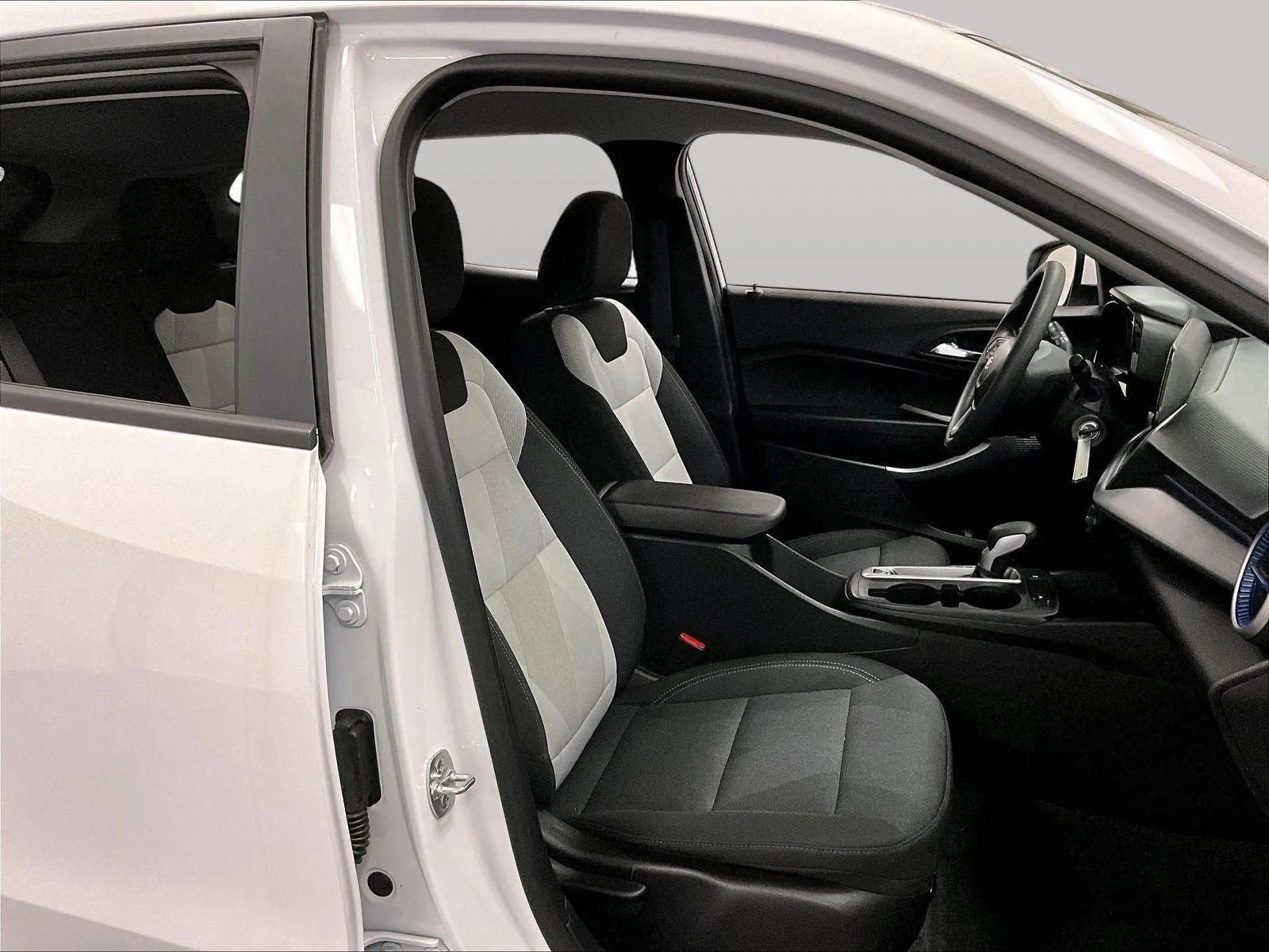 Used 2025 Chevrolet Trax LS w/ LS Convenience Package image 7