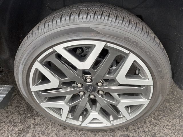 Certified 2025 Ford Expedition Platinum w/ Platinum Ultimate Package AWD/4WD image 24