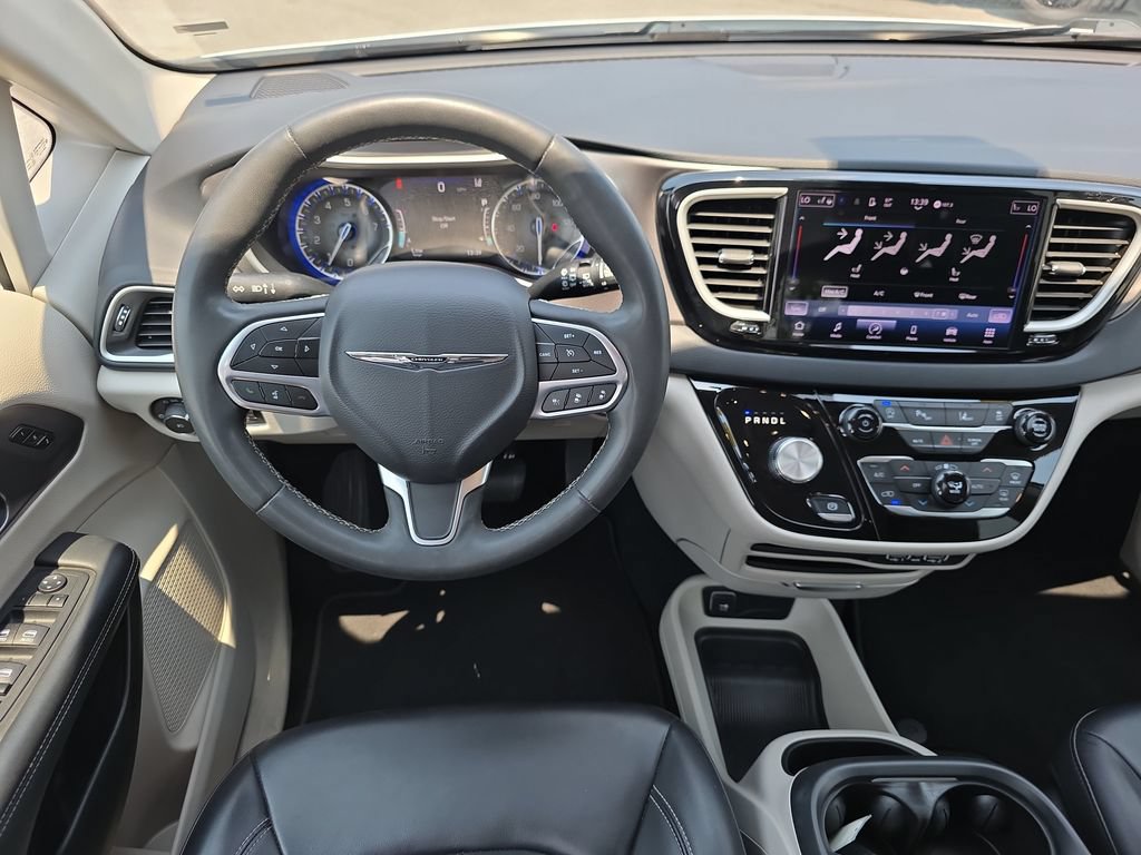 Used 2023 Chrysler Pacifica Touring-L FWD image 14