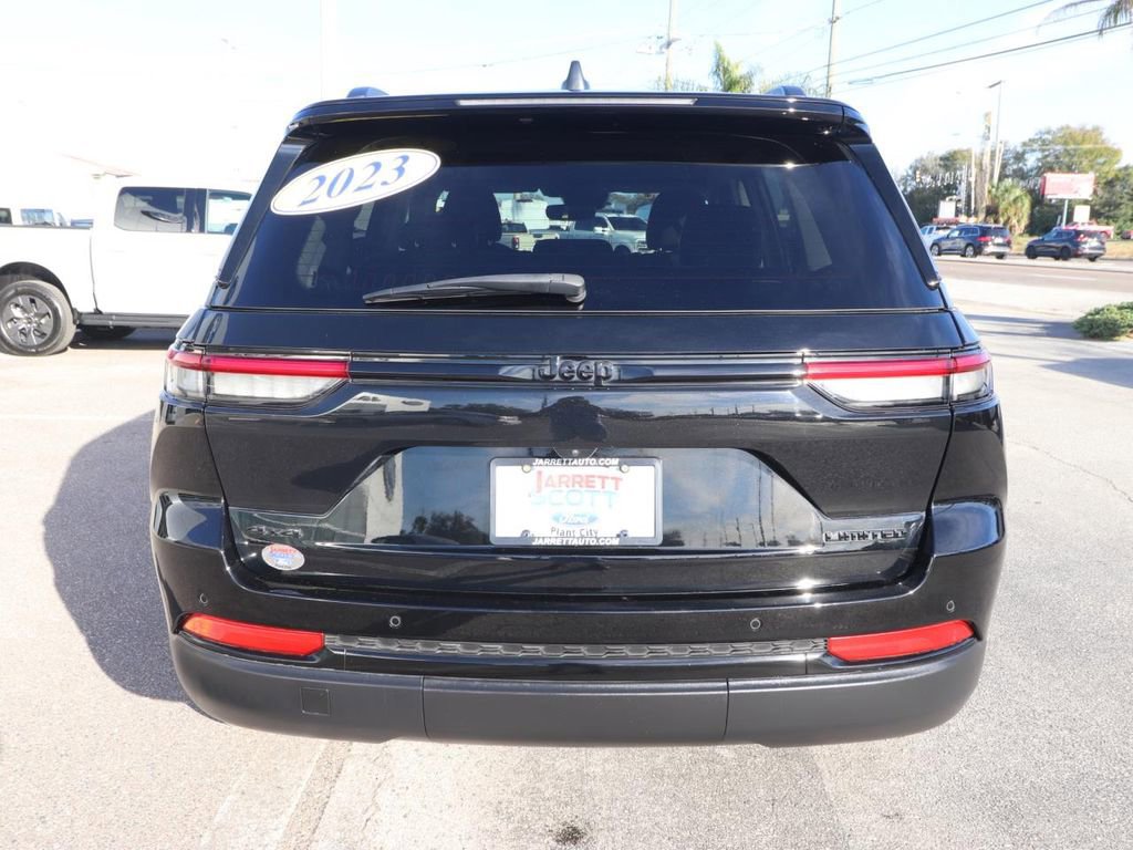 Used 2023 Jeep Grand Cherokee Limited w/ Black Appearance Package image 4