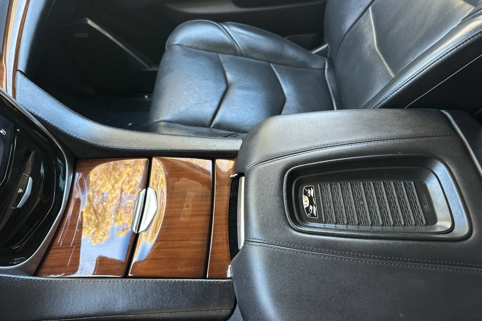 Used 2018 Cadillac Escalade Premium Luxury AWD/4WD image 33