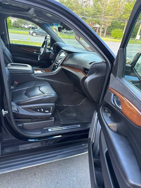 Used 2018 Cadillac Escalade Luxury AWD/4WD image 22