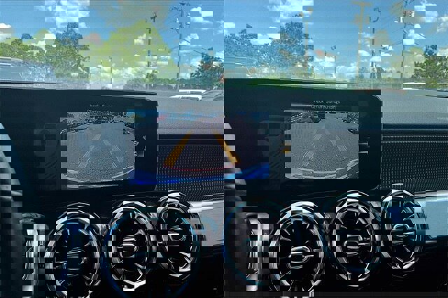 Used 2021 Mercedes-Benz GLB 250 w/ Premium Package image 21