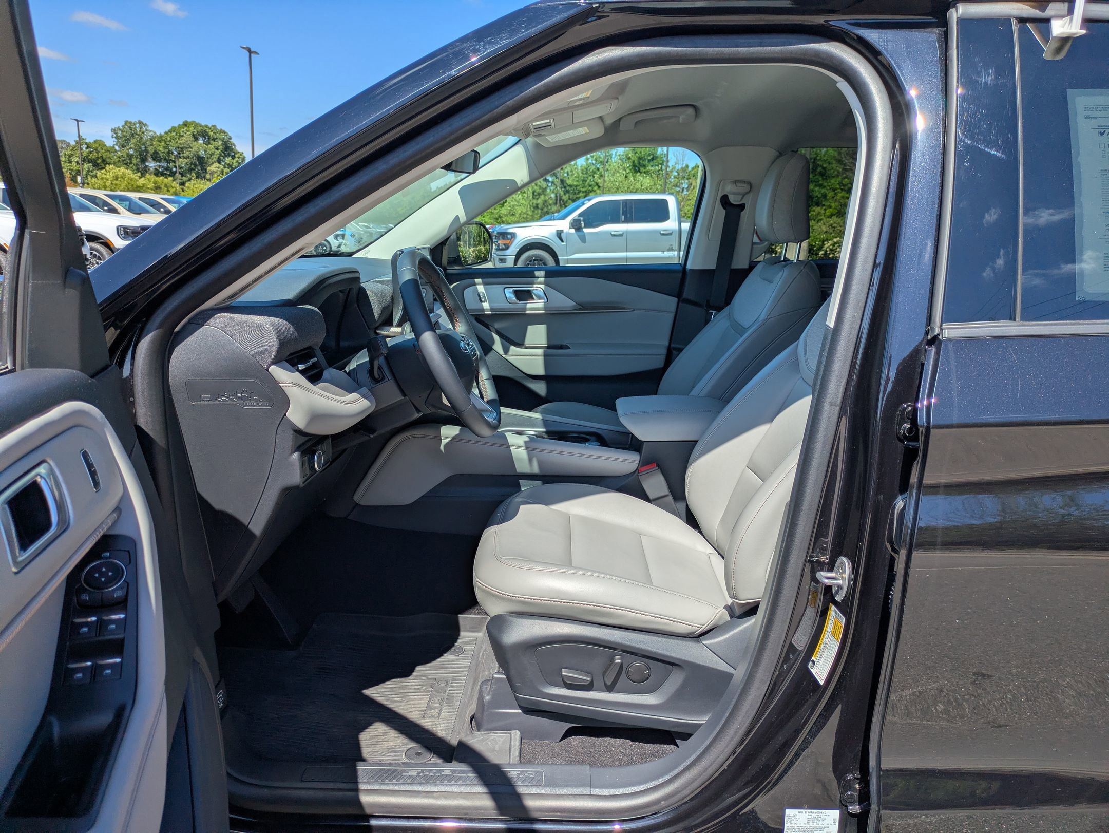 Certified 2025 Ford Explorer Active w/ Active Comfort Package AWD/4WD image 12