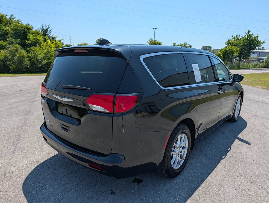 Used 2023 Chrysler Voyager LX FWD image 3