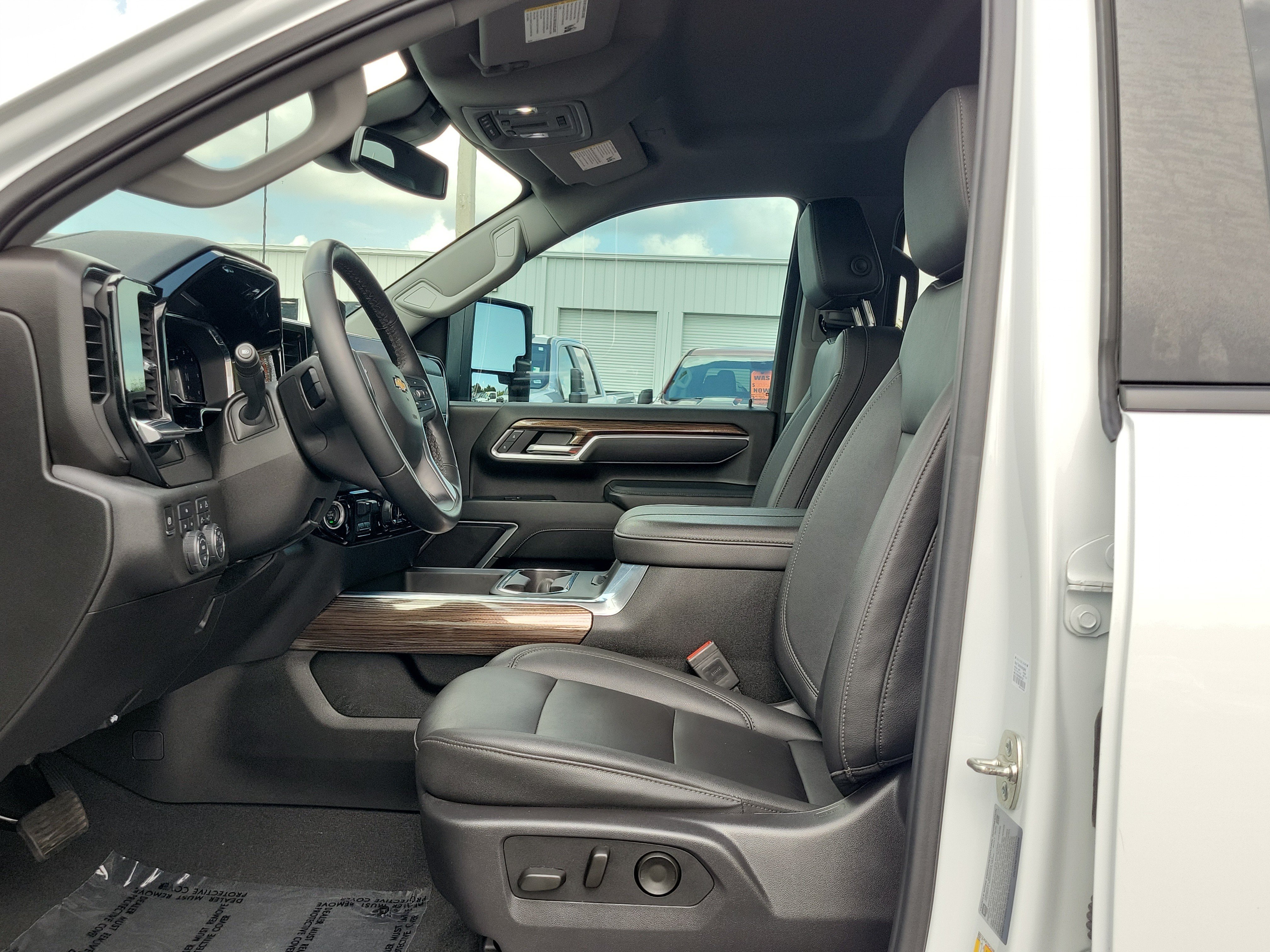 Used 2025 Chevrolet Silverado 2500 LT w/ Leather Package AWD/4WD image 22