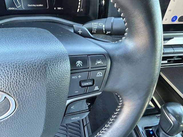 Used 2025 Toyota Camry SE FWD image 31