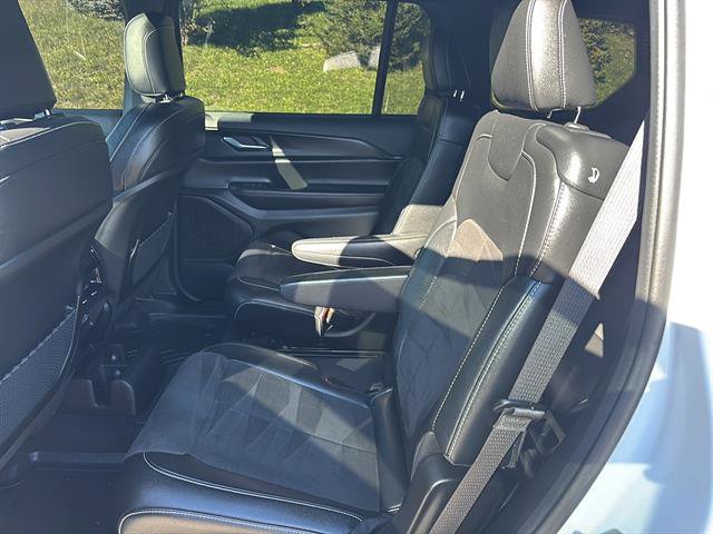 Used 2024 Jeep Grand Cherokee L Altitude AWD/4WD image 16