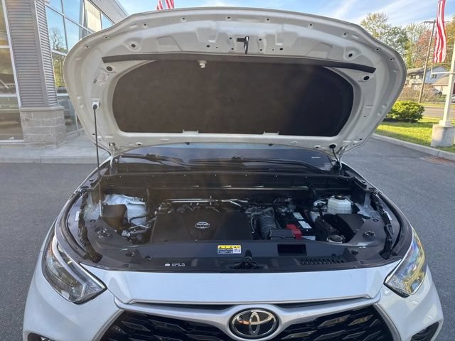 Used 2022 Toyota Highlander XLE AWD/4WD image 18