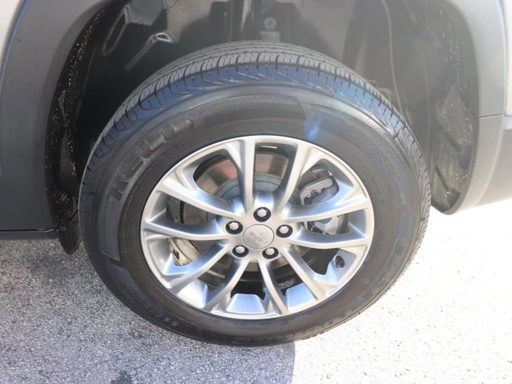 Used 2020 Jeep Cherokee Latitude Plus w/ Cold Weather Group image 17