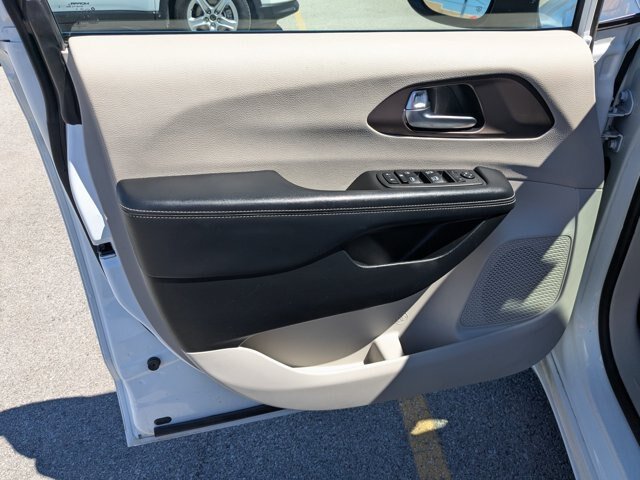 Used 2023 Chrysler Voyager LX FWD image 11