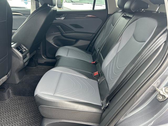 Used 2025 Volkswagen Tiguan SE AWD/4WD image 10