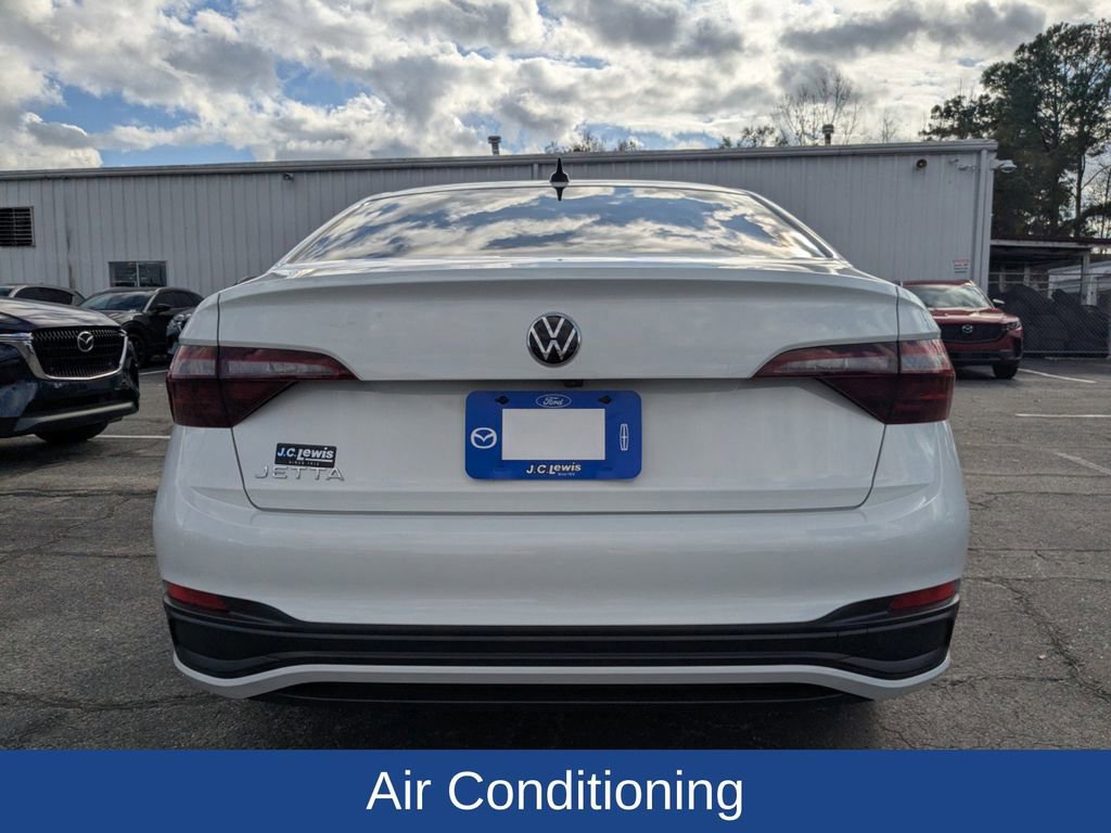 Used 2024 Volkswagen Jetta Sport image 4