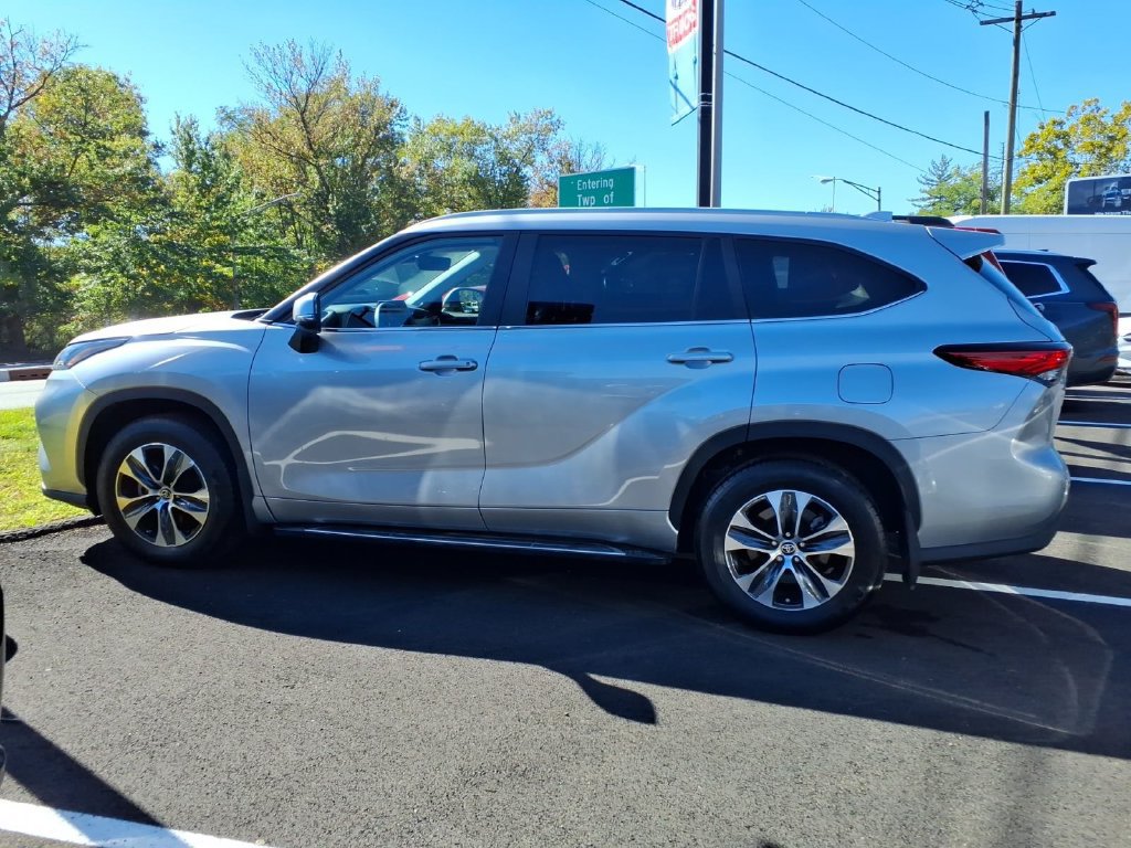 Used 2023 Toyota Highlander XLE AWD/4WD image 20