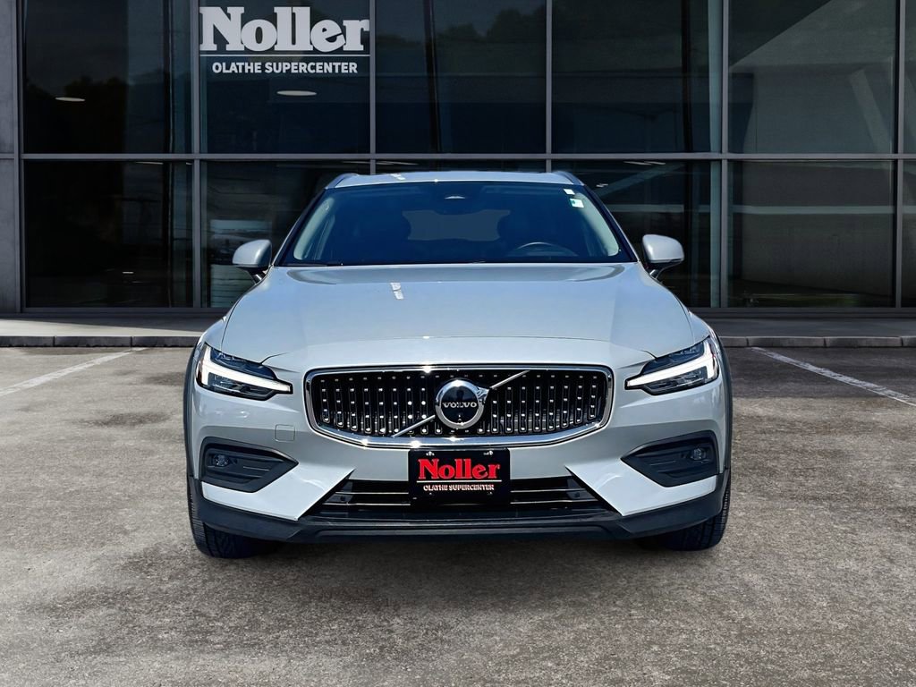 Used 2024 Volvo V60 B5 Cross Country Plus AWD/4WD image 2