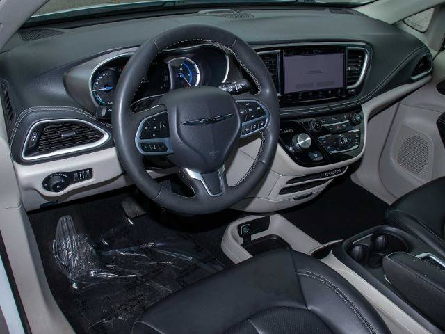 Used 2023 Chrysler Pacifica Touring-L FWD image 2
