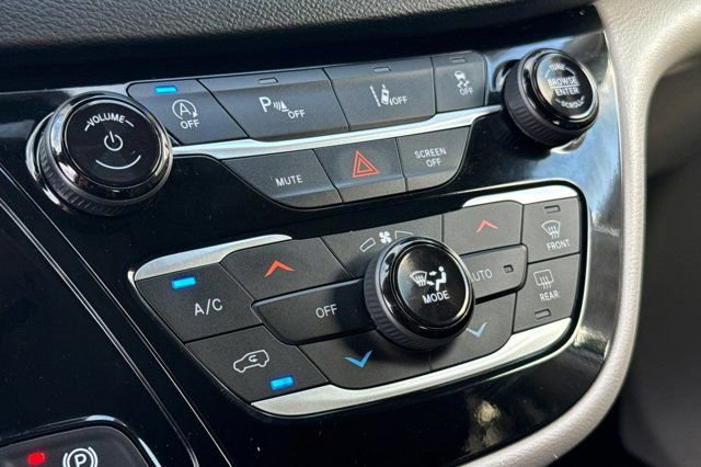 Used 2023 Chrysler Pacifica Touring-L image 23