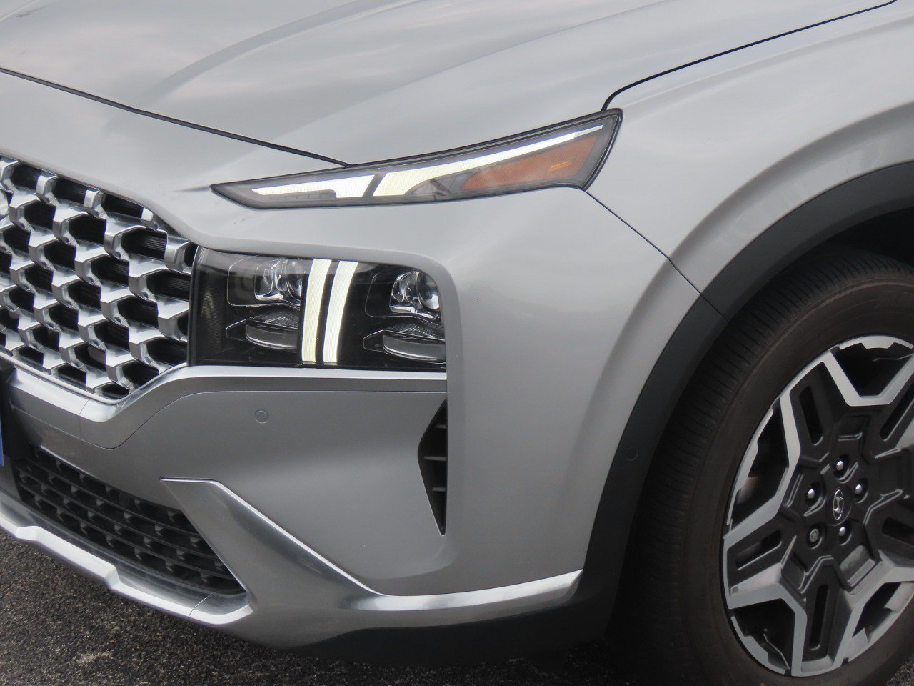 Used 2023 Hyundai Santa Fe Limited FWD image 3