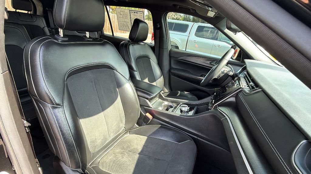 Used 2024 Jeep Grand Cherokee L Altitude RWD image 30