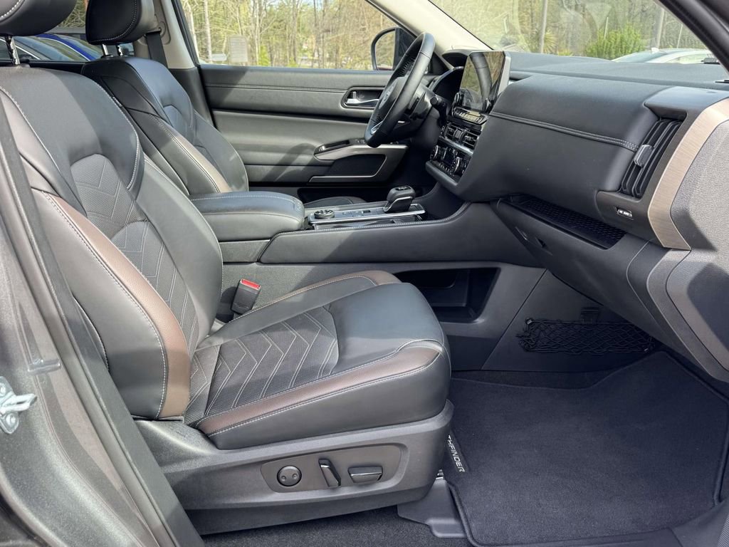 Used 2023 Nissan Pathfinder Platinum image 19