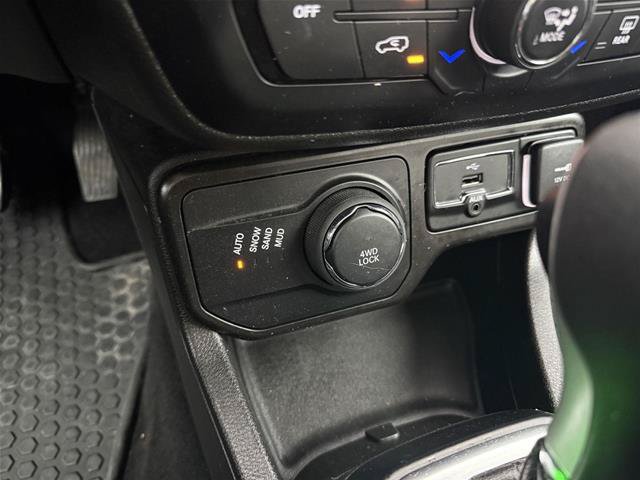 Used 2021 Jeep Renegade Latitude w/ Convenience Group AWD/4WD image 29