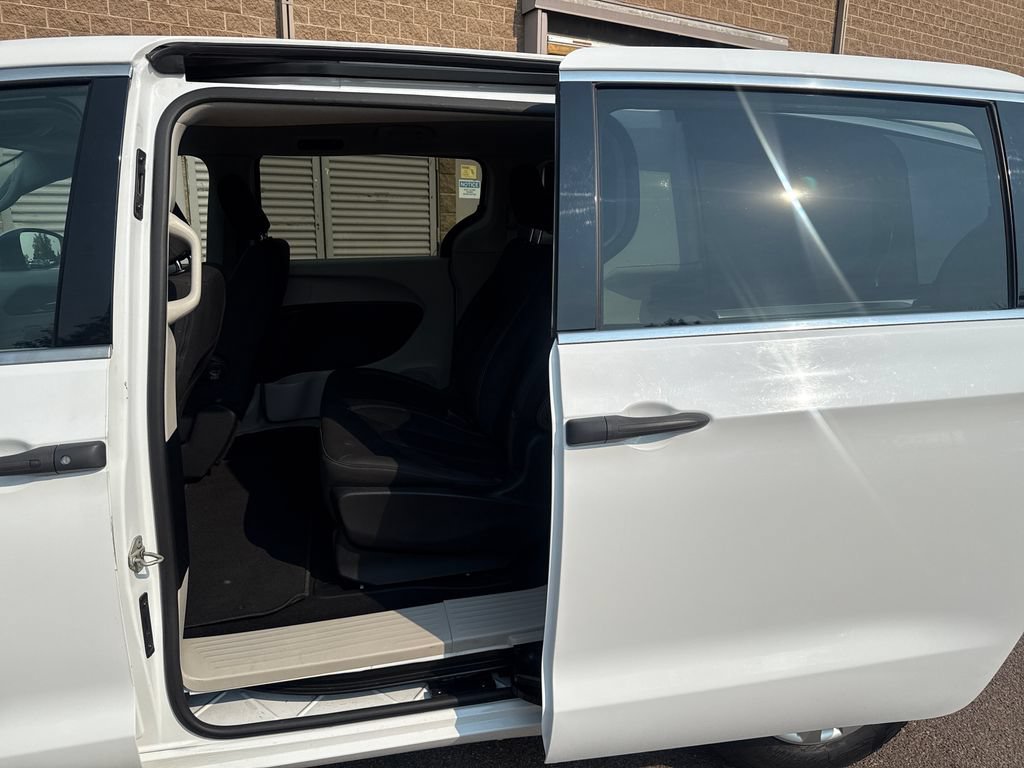 Used 2020 Chrysler Voyager L FWD image 19