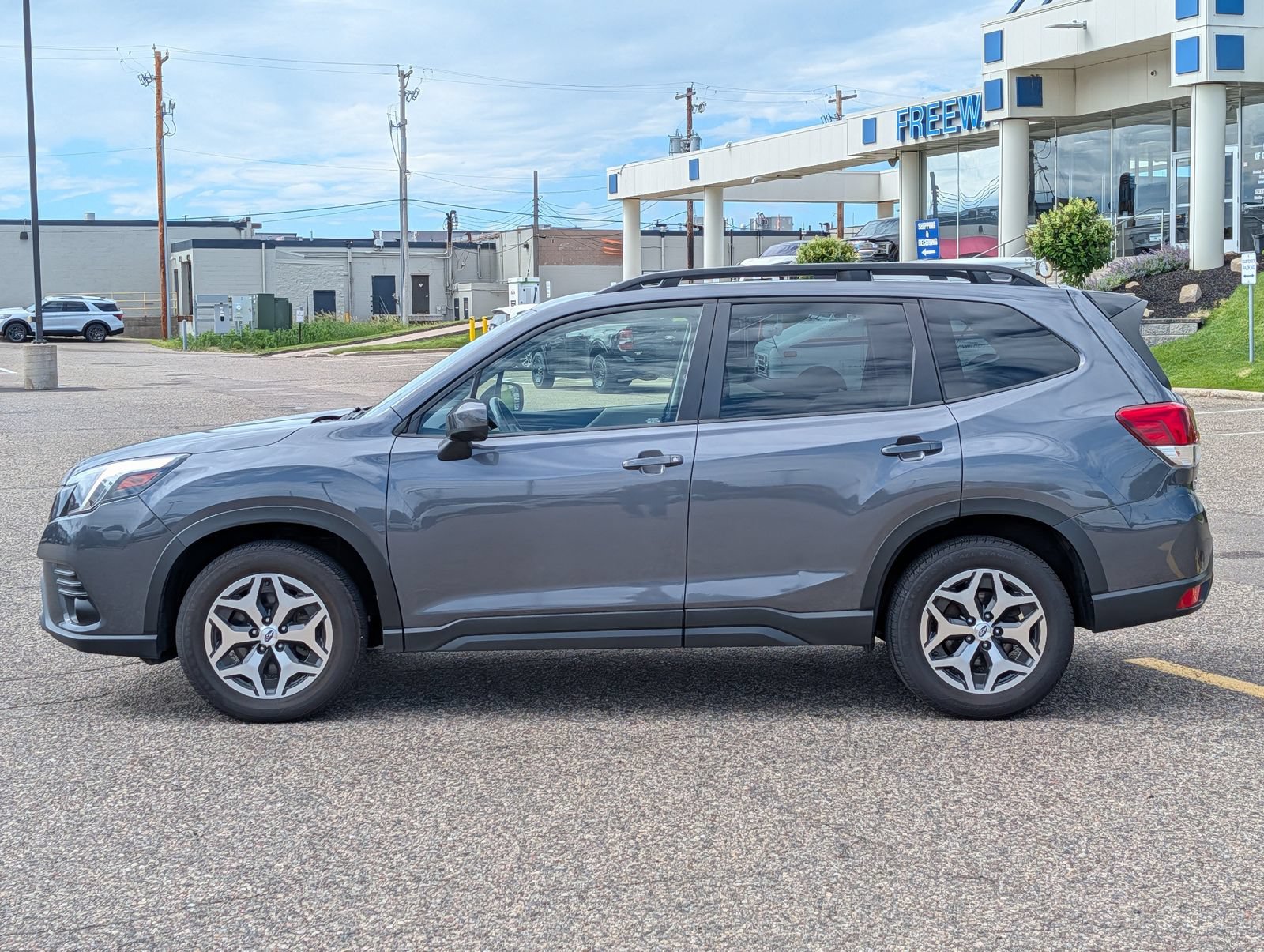 Used 2024 Subaru Forester Premium AWD/4WD image 2