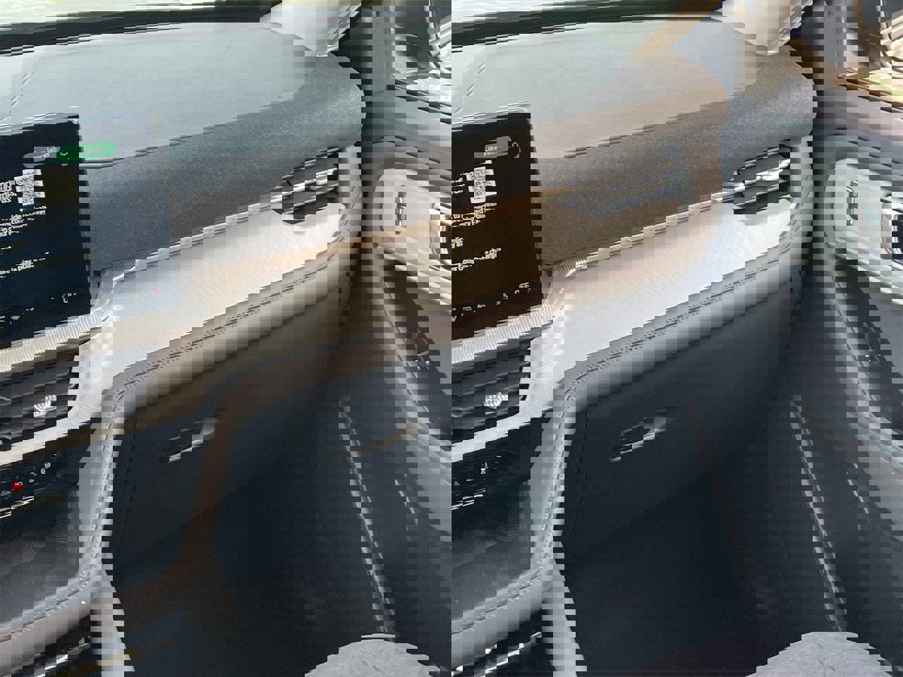 Certified 2025 Ford Explorer Active image 18