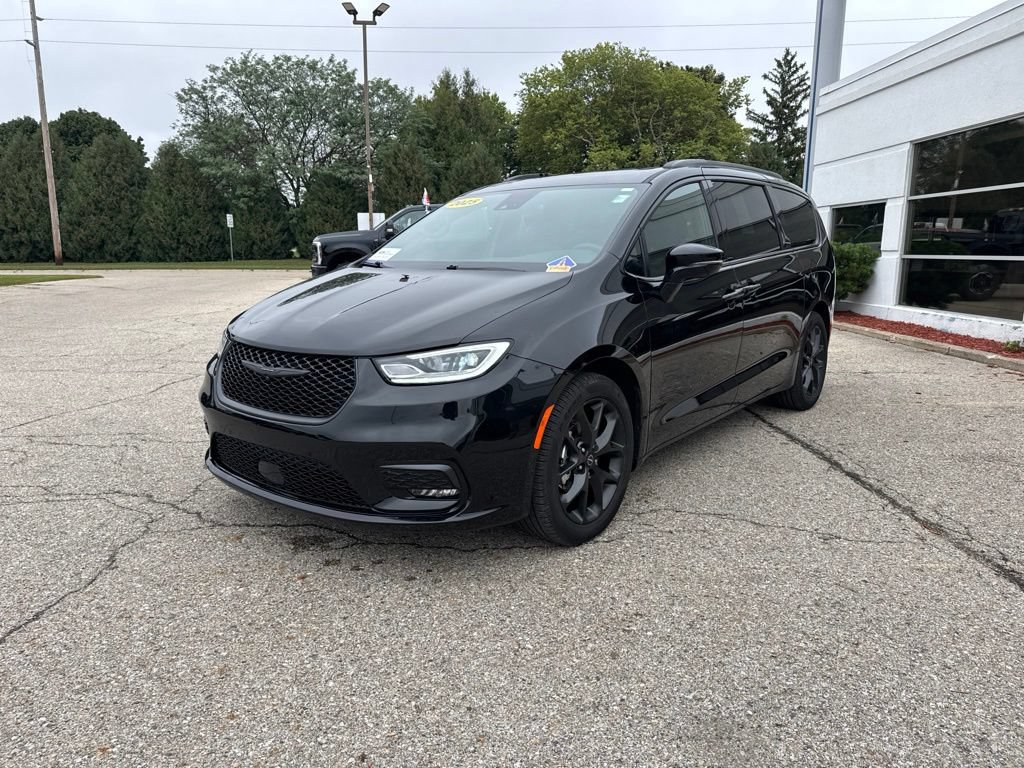 Used 2025 Chrysler Pacifica Limited FWD image 7