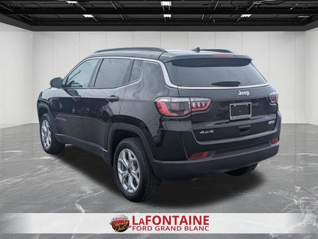 Used 2025 Jeep Compass Latitude w/ Sun & Sound Group AWD/4WD image 3