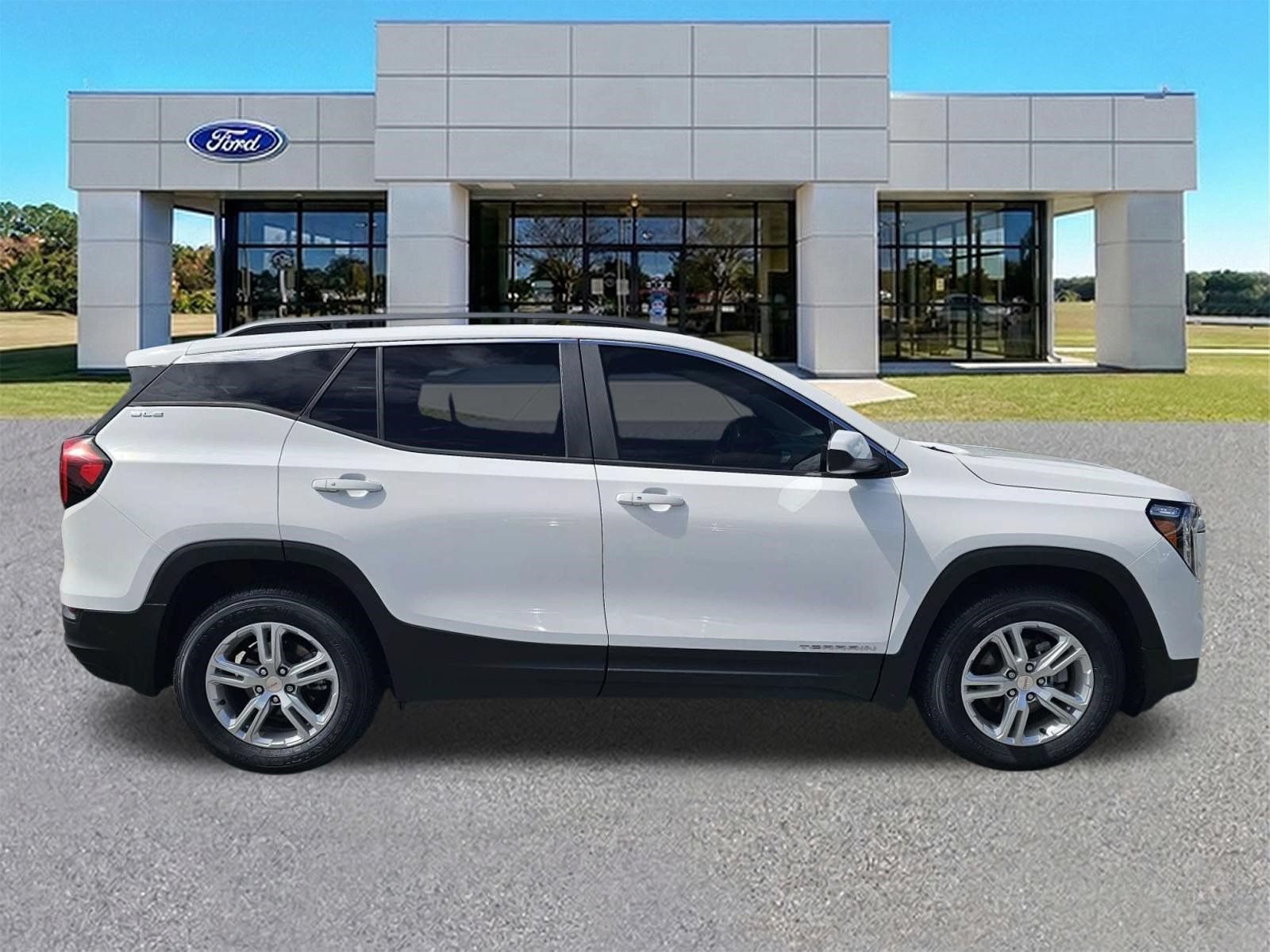 Used 2024 GMC Terrain SLE w/ Driver Convenience Package AWD/4WD image 3