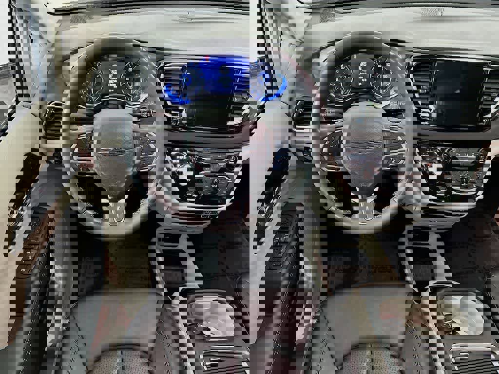 Used 2024 Chrysler Pacifica Touring-L image 13