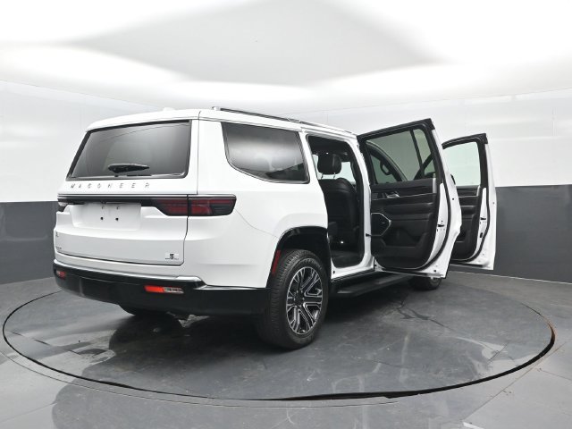 Used 2023 Jeep Wagoneer 4WD w/ Premium Group I image 29