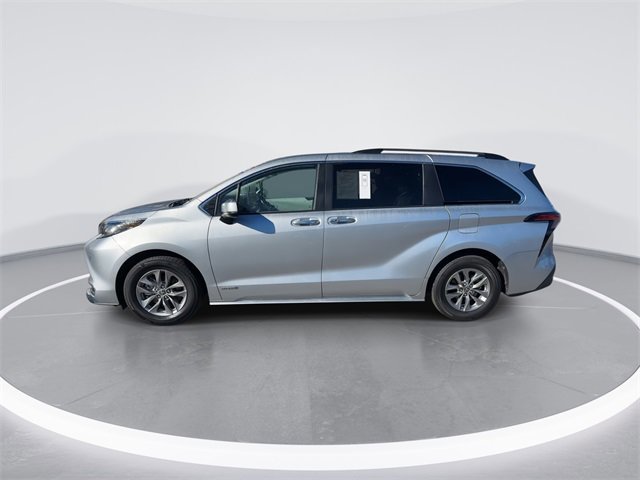 Used 2021 Toyota Sienna XLE image 3