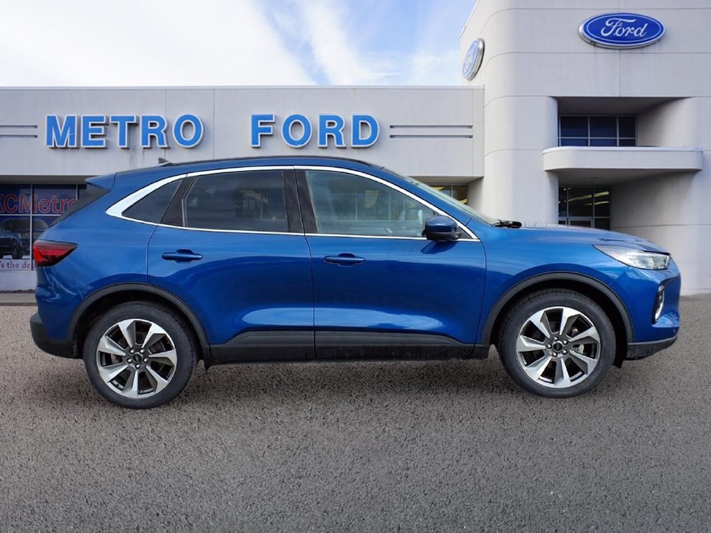 Certified 2023 Ford Escape Platinum w/ Class II Trailer Tow Package AWD/4WD image 2
