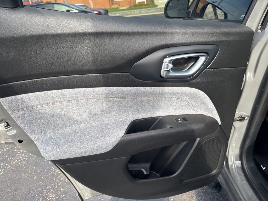 Used 2023 Jeep Compass Latitude image 34