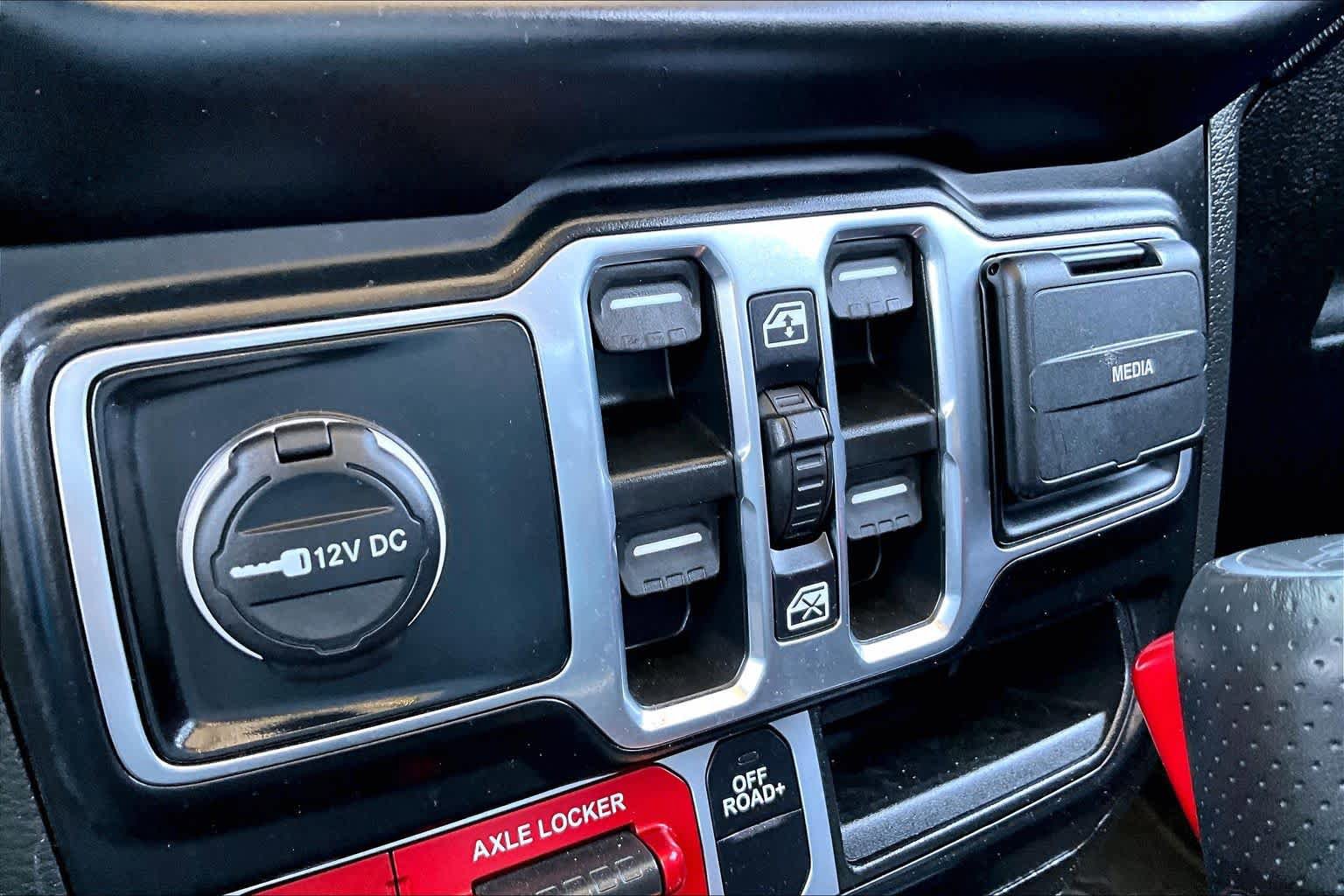 Used 2023 Jeep Gladiator Mojave w/ Cold Weather Group AWD/4WD image 29