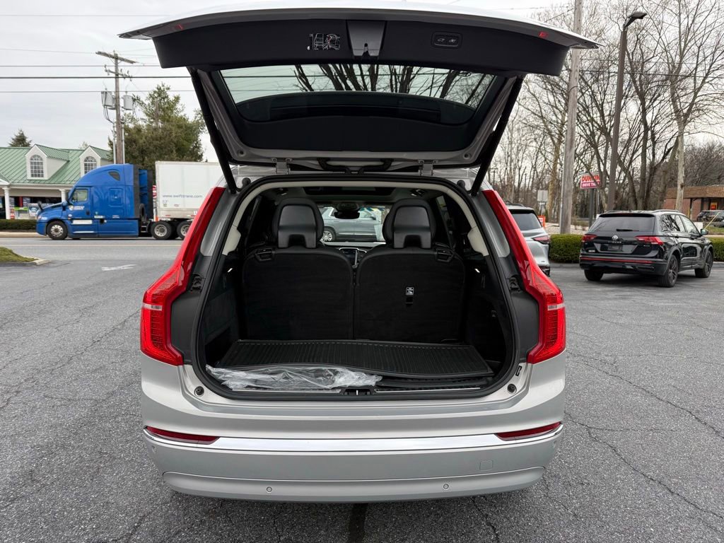 Used 2023 Volvo XC90 B6 Plus image 32