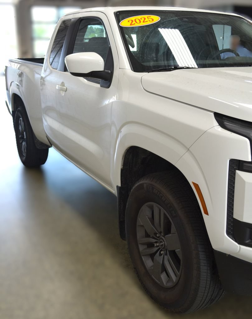 Used 2025 Nissan Frontier SV AWD/4WD image 8