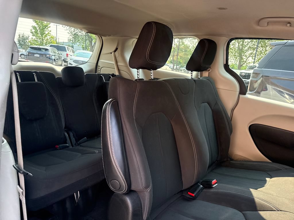 Used 2020 Chrysler Voyager L FWD image 24