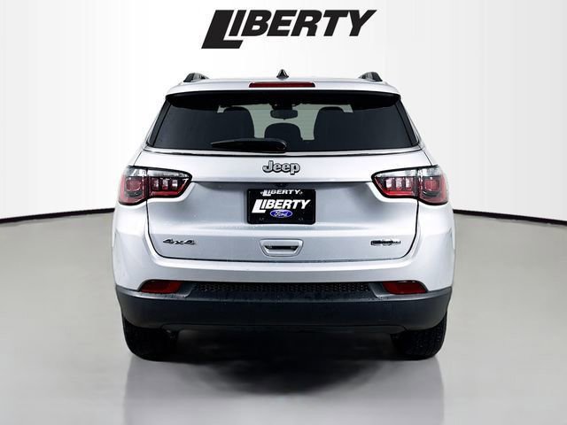 Used 2024 Jeep Compass Latitude image 4