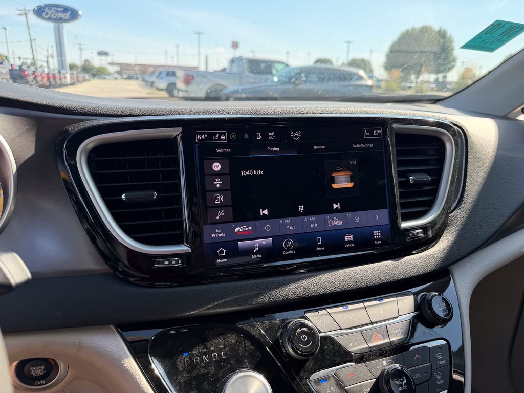 Used 2023 Chrysler Pacifica Touring-L FWD image 23