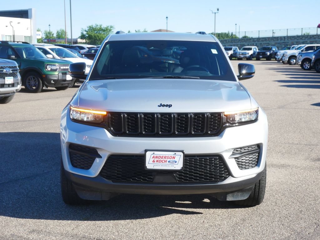 Used 2024 Jeep Grand Cherokee Altitude AWD/4WD image 3