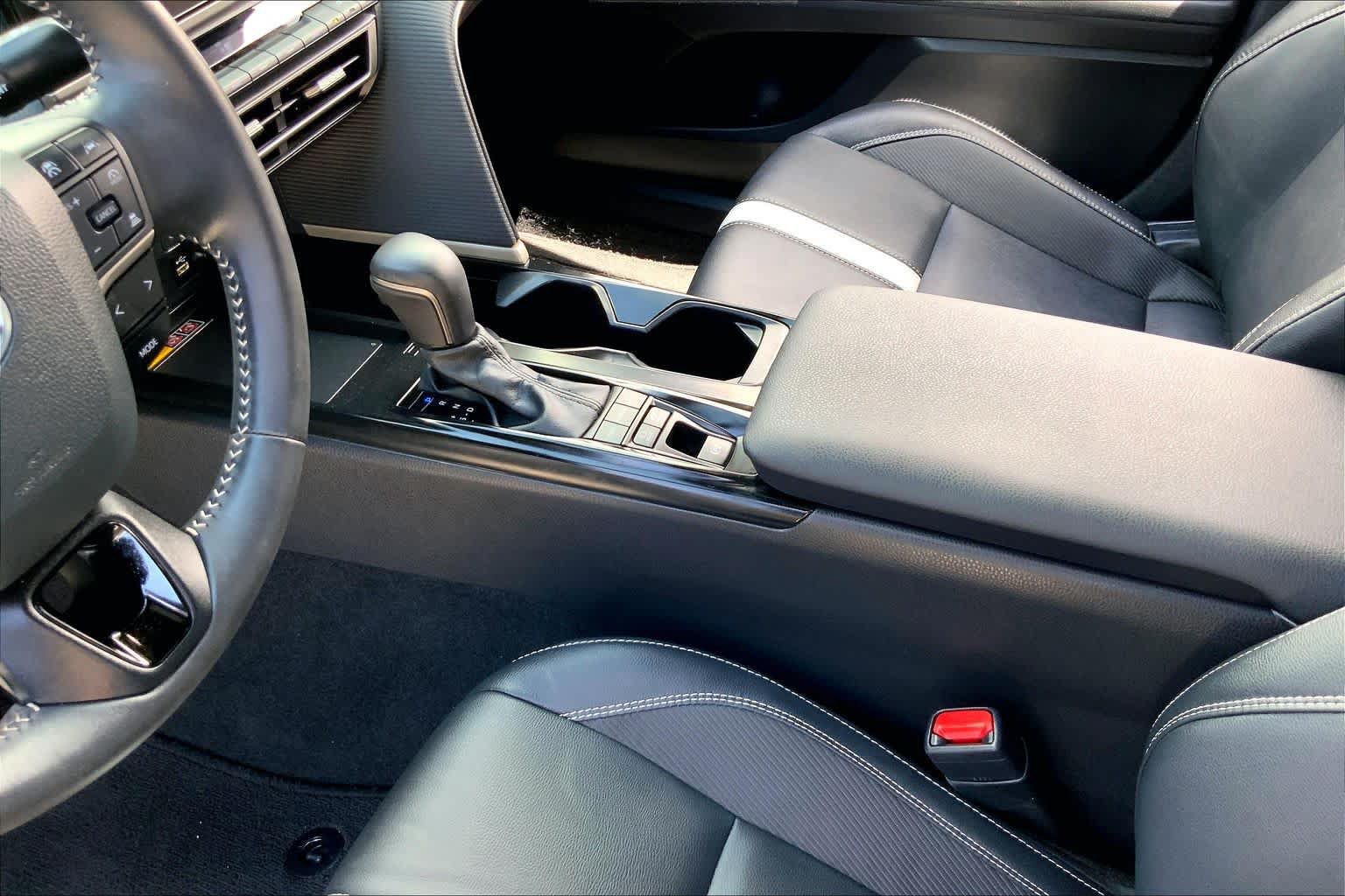 Used 2025 Toyota Camry SE w/ Convenience Package FWD image 16