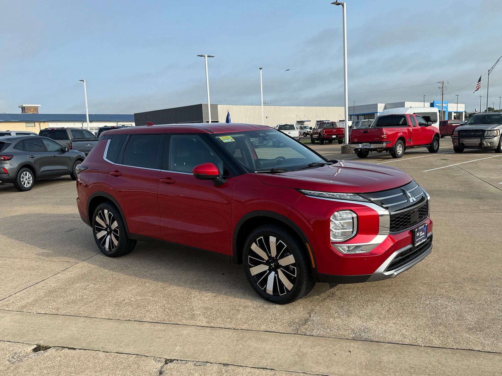 Used 2025 Mitsubishi Outlander SE FWD image 3
