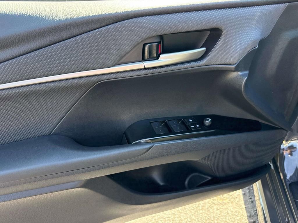 Used 2025 Toyota Camry SE w/ Convenience Package image 20